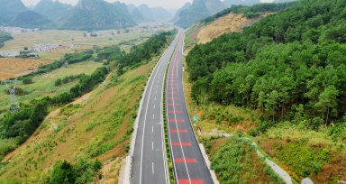 來(lái)賓至馬山高速公路